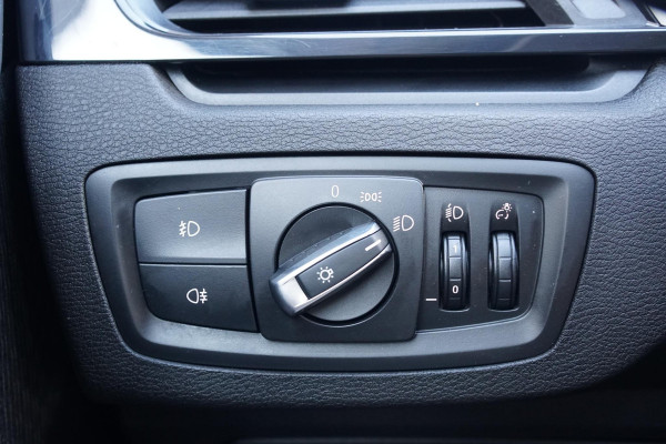 BMW X1 sDrive18i High Executive + SENSOREN / STOELVERWARMING / NAVIGATIE