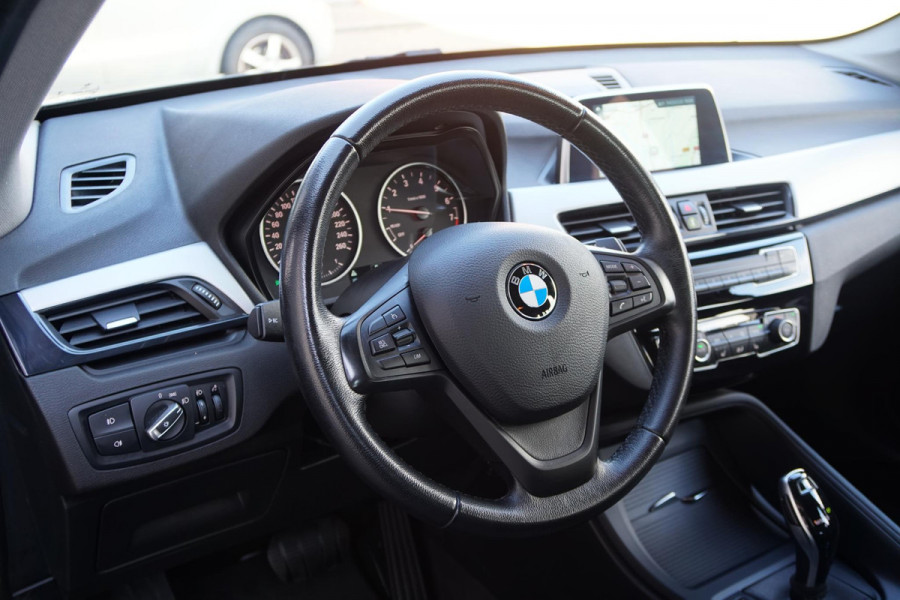 BMW X1 sDrive18i High Executive + SENSOREN / STOELVERWARMING / NAVIGATIE