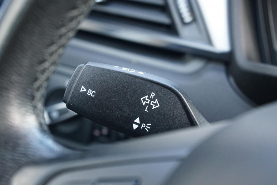 BMW X1 sDrive18i High Executive + SENSOREN / STOELVERWARMING / NAVIGATIE