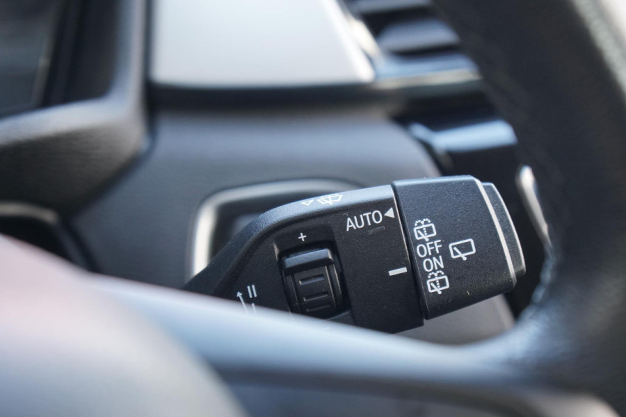 BMW X1 sDrive18i High Executive + SENSOREN / STOELVERWARMING / NAVIGATIE