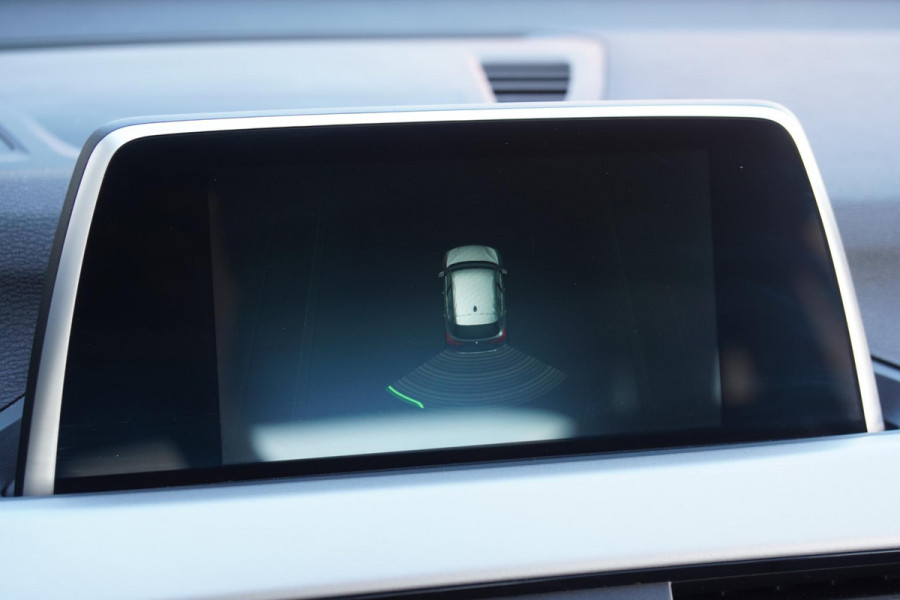 BMW X1 sDrive18i High Executive + SENSOREN / STOELVERWARMING / NAVIGATIE