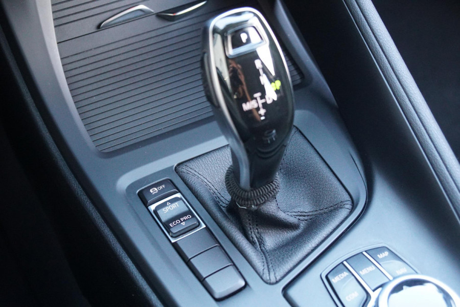 BMW X1 sDrive18i High Executive + SENSOREN / STOELVERWARMING / NAVIGATIE