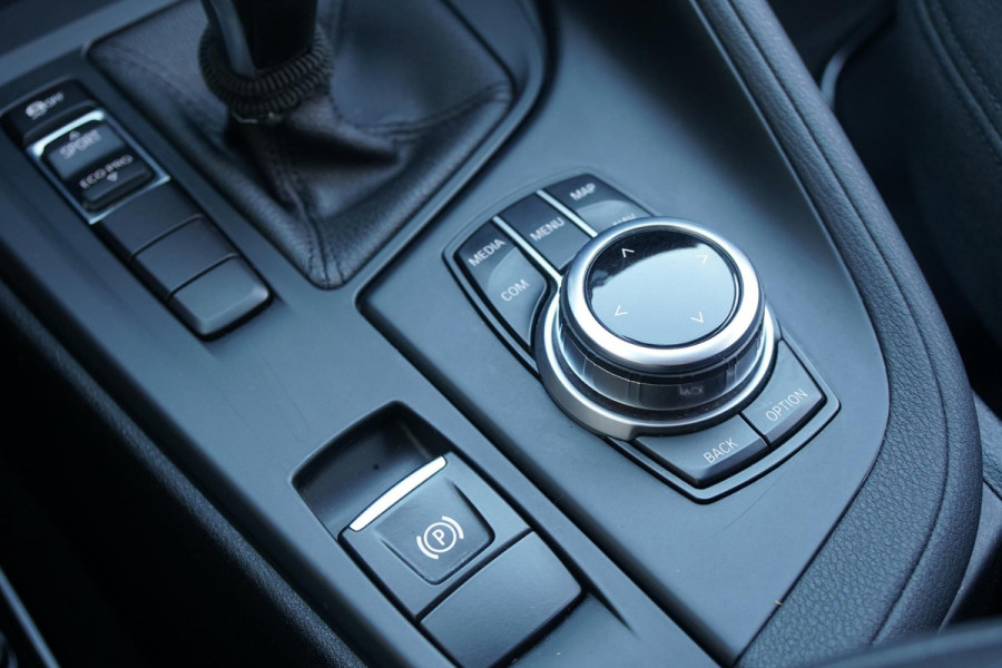 BMW X1 sDrive18i High Executive + SENSOREN / STOELVERWARMING / NAVIGATIE