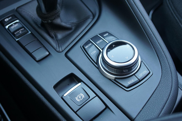 BMW X1 sDrive18i High Executive + SENSOREN / STOELVERWARMING / NAVIGATIE