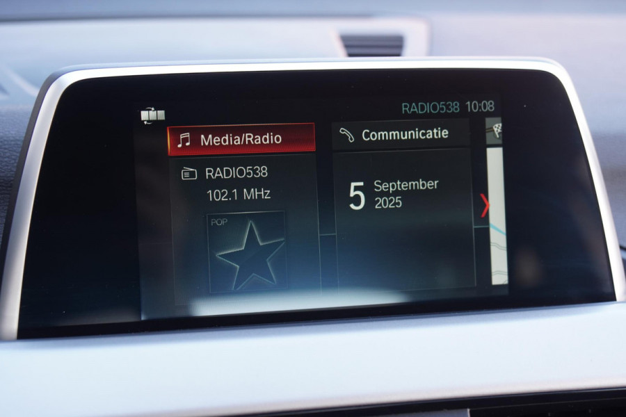 BMW X1 sDrive18i High Executive + SENSOREN / STOELVERWARMING / NAVIGATIE