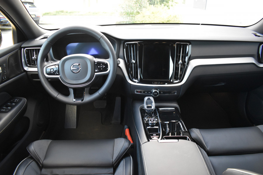 Volvo V60 T6 350PK Plug-in hybrid AWD Plus Dark H&K | Trekhaak | 360 Camera | ACC | Stoel-Stuur verwarming