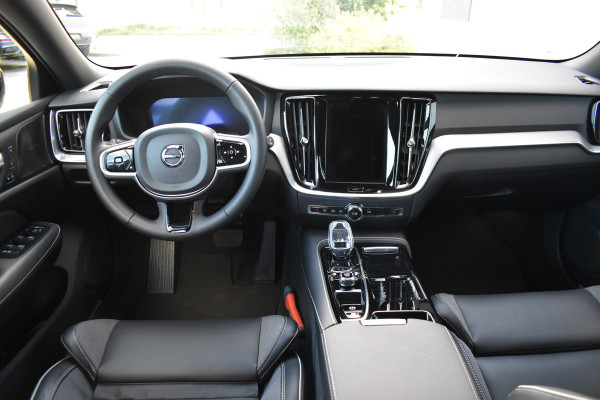 Volvo V60 T6 350PK Plug-in hybrid AWD Plus Dark H&K | Trekhaak | 360 Camera | ACC | Stoel-Stuur verwarming