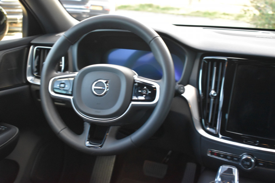 Volvo V60 T6 350PK Plug-in hybrid AWD Plus Dark H&K | Trekhaak | 360 Camera | ACC | Stoel-Stuur verwarming