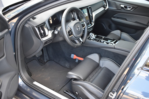 Volvo V60 T6 350PK Plug-in hybrid AWD Plus Dark H&K | Trekhaak | 360 Camera | ACC | Stoel-Stuur verwarming