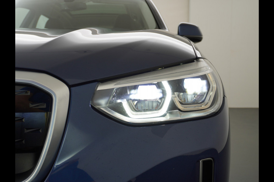 BMW iX3 High Executive 80kWh Leder Adap.Cruise Apple Carplay Android Auto Navi Ecc 360°Camera Panoramaschuifdak Harman&Kardon®SurroundSo Stoelverwarming Parkeer+Achteruitrij assistent Led Origineel Nederlandse Auto Zeer compleet!