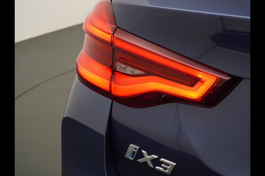BMW iX3 High Executive 80kWh Leder Adap.Cruise Apple Carplay Android Auto Navi Ecc 360°Camera Panoramaschuifdak Harman&Kardon®SurroundSo Stoelverwarming Parkeer+Achteruitrij assistent Led Origineel Nederlandse Auto Zeer compleet!