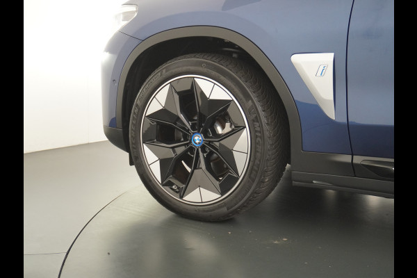 BMW iX3 High Executive 80kWh Leder Adap.Cruise Apple Carplay Android Auto Navi Ecc 360°Camera Panoramaschuifdak Harman&Kardon®SurroundSo Stoelverwarming Parkeer+Achteruitrij assistent Led Origineel Nederlandse Auto Zeer compleet!