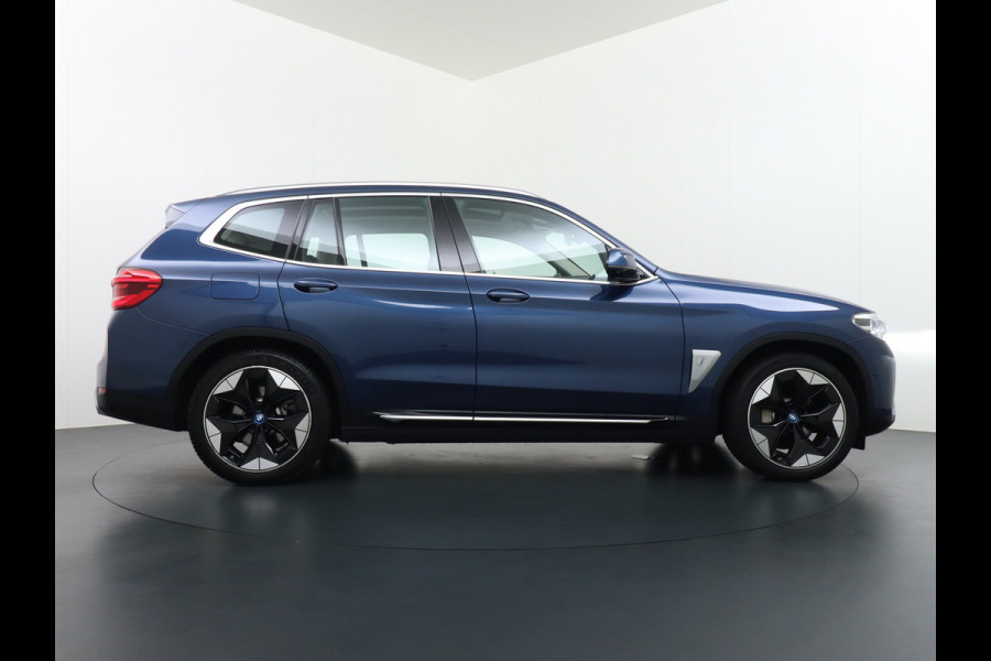 BMW iX3 High Executive 80kWh Leder Adap.Cruise Apple Carplay Android Auto Navi Ecc 360°Camera Panoramaschuifdak Harman&Kardon®SurroundSo Stoelverwarming Parkeer+Achteruitrij assistent Led Origineel Nederlandse Auto Zeer compleet!