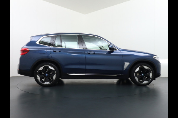 BMW iX3 High Executive 80kWh Leder Adap.Cruise Apple Carplay Android Auto Navi Ecc 360°Camera Panoramaschuifdak Harman&Kardon®SurroundSo Stoelverwarming Parkeer+Achteruitrij assistent Led Origineel Nederlandse Auto Zeer compleet!