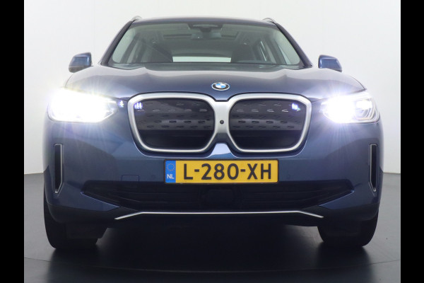 BMW iX3 High Executive 80kWh Leder Adap.Cruise Apple Carplay Android Auto Navi Ecc 360°Camera Panoramaschuifdak Harman&Kardon®SurroundSo Stoelverwarming Parkeer+Achteruitrij assistent Led Origineel Nederlandse Auto Zeer compleet!