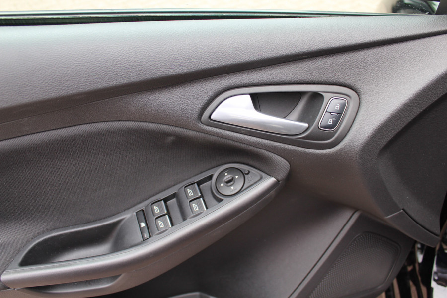 Ford Focus 1.0 ST-Line / Camera / Navigatie / Parkeerhulp achter / Cruise Control / Stoelverwarming