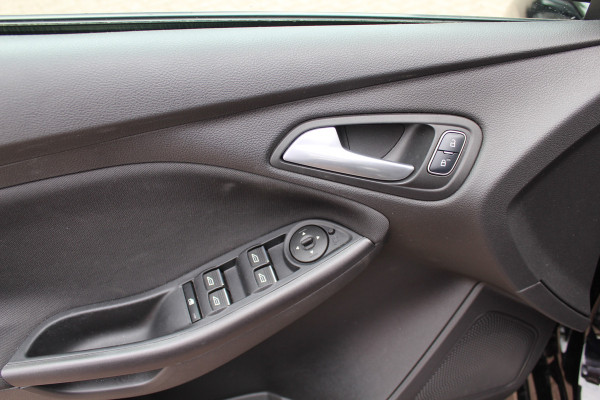 Ford Focus 1.0 ST-Line / Camera / Navigatie / Parkeerhulp achter / Cruise Control / Stoelverwarming