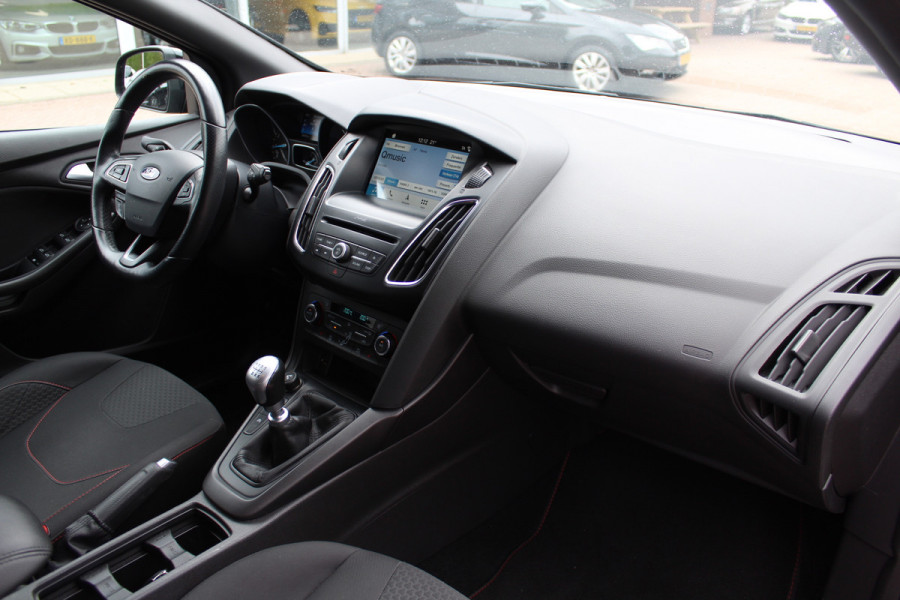 Ford Focus 1.0 ST-Line / Camera / Navigatie / Parkeerhulp achter / Cruise Control / Stoelverwarming
