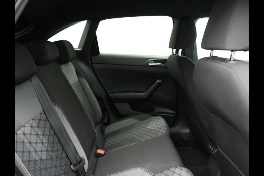Volkswagen Taigo TSI 2 x R-Line 110pk DSG Dealer O.H | IQ Light | Adaptive Cruise | Camera | Alcantara Sportstoelen Verwarmd | Keyless | Virtual | Apple Carplay | DAB | 17"L.M |