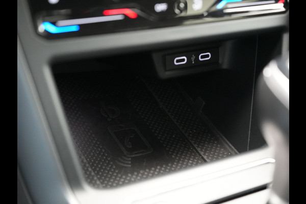 Volkswagen Taigo TSI 2 x R-Line 110pk DSG Dealer O.H | IQ Light | Adaptive Cruise | Camera | Alcantara Sportstoelen Verwarmd | Keyless | Virtual | Apple Carplay | DAB | 17"L.M |