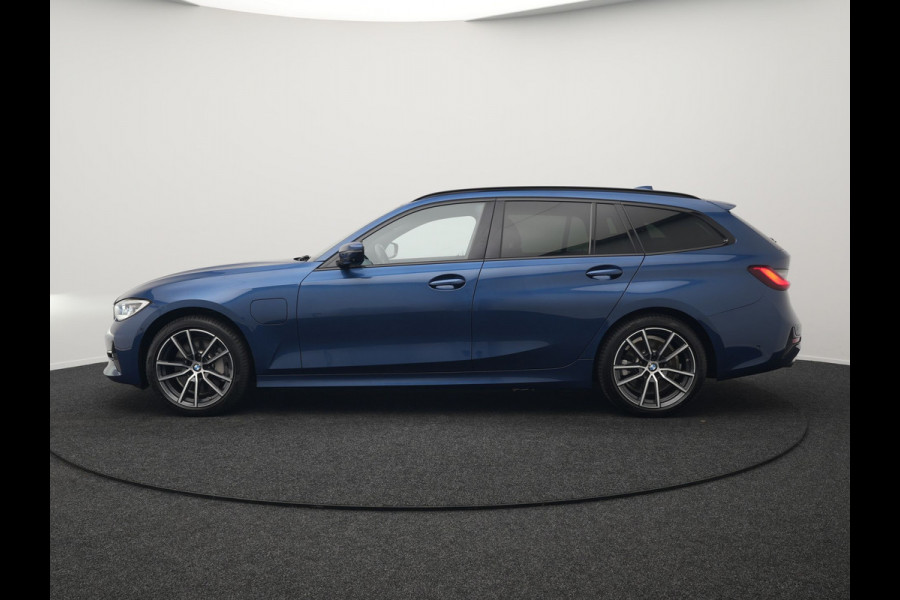 BMW 3 Serie Touring 330e Sportline Plug In Hybrid 293pk Dealer O.H PHEV | Adaptive Cruise | 360 Camera | Head Up | Laser LED | Keyless | Sportstoelen Verwarmd | M Sportstuur | 18"L.M | Apple Carplay |