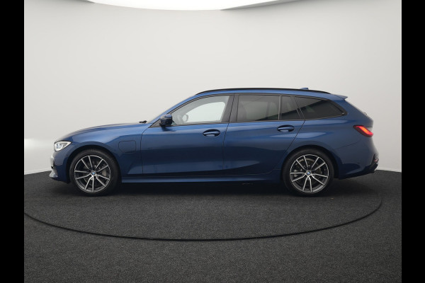 BMW 3 Serie Touring 330e Sportline Plug In Hybrid 293pk Dealer O.H PHEV | Adaptive Cruise | 360 Camera | Head Up | Laser LED | Keyless | Sportstoelen Verwarmd | M Sportstuur | 18"L.M | Apple Carplay |