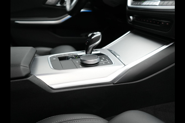 BMW 3 Serie Touring 330e Sportline Plug In Hybrid 293pk Dealer O.H PHEV | Adaptive Cruise | 360 Camera | Head Up | Laser LED | Keyless | Sportstoelen Verwarmd | M Sportstuur | 18"L.M | Apple Carplay |