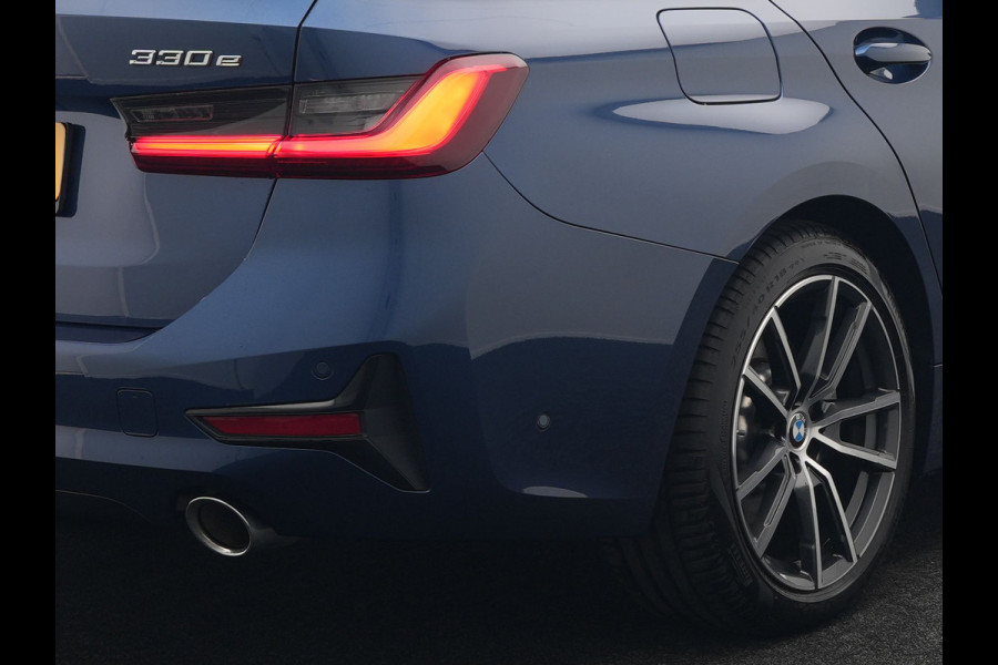 BMW 3 Serie Touring 330e Sportline Plug In Hybrid 293pk Dealer O.H PHEV | Adaptive Cruise | 360 Camera | Head Up | Laser LED | Keyless | Sportstoelen Verwarmd | M Sportstuur | 18"L.M | Apple Carplay |