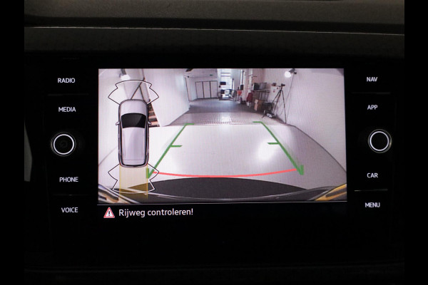 Volkswagen T-Cross 1.0 TSI Style Business R 110 pk Automaat (DSG) | Navigatie | Parkeersensoren | Achteruitrijcamera | Adaptieve cruise control | Voll. digitaal instrumentenpaneel |