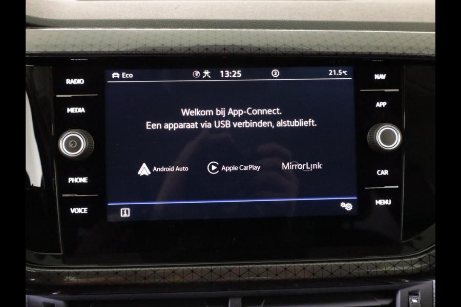 Volkswagen T-Cross 1.0 TSI Style Business R 110 pk Automaat (DSG) | Navigatie | Parkeersensoren | Achteruitrijcamera | Adaptieve cruise control | Voll. digitaal instrumentenpaneel |