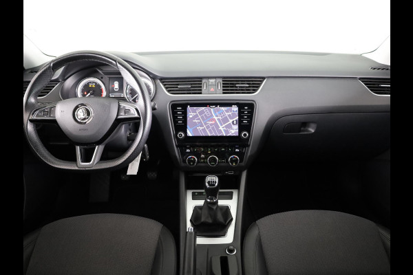 Škoda Octavia Combi 1.0 TSI Greentech Business Edition 115 pk | Navigatie | Trekhaak | Parkeersensoren achter | Apple Carplay/Android Auto | Autom. airco | Stoelverwarming |