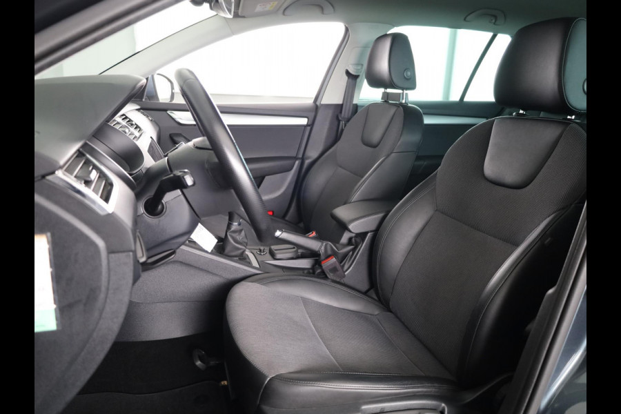 Škoda Octavia Combi 1.0 TSI Greentech Business Edition 115 pk | Navigatie | Trekhaak | Parkeersensoren achter | Apple Carplay/Android Auto | Autom. airco | Stoelverwarming |