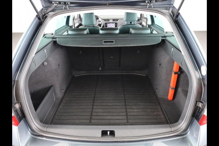 Škoda Octavia Combi 1.0 TSI Greentech Business Edition 115 pk | Navigatie | Trekhaak | Parkeersensoren achter | Apple Carplay/Android Auto | Autom. airco | Stoelverwarming |