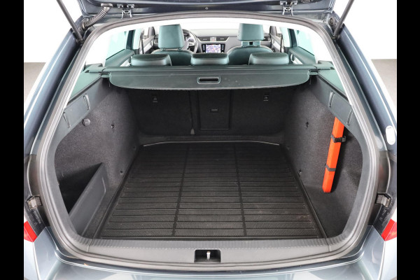 Škoda Octavia Combi 1.0 TSI Greentech Business Edition 115 pk | Navigatie | Trekhaak | Parkeersensoren achter | Apple Carplay/Android Auto | Autom. airco | Stoelverwarming |