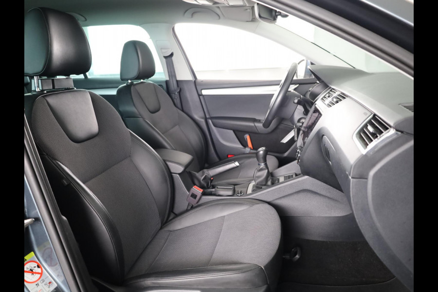 Škoda Octavia Combi 1.0 TSI Greentech Business Edition 115 pk | Navigatie | Trekhaak | Parkeersensoren achter | Apple Carplay/Android Auto | Autom. airco | Stoelverwarming |