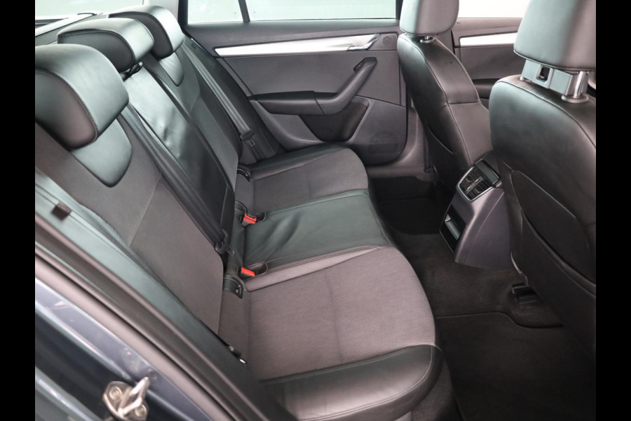 Škoda Octavia Combi 1.0 TSI Greentech Business Edition 115 pk | Navigatie | Trekhaak | Parkeersensoren achter | Apple Carplay/Android Auto | Autom. airco | Stoelverwarming |