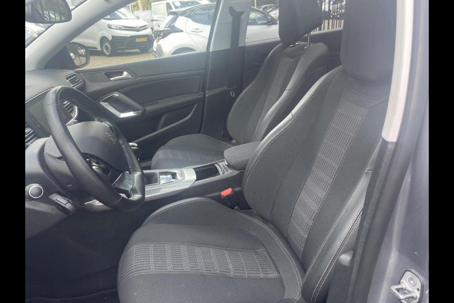 Peugeot 308 SW 1.2 PureTech Blue Lease Premium . Parkeersensoren . Panoramadak . Camera