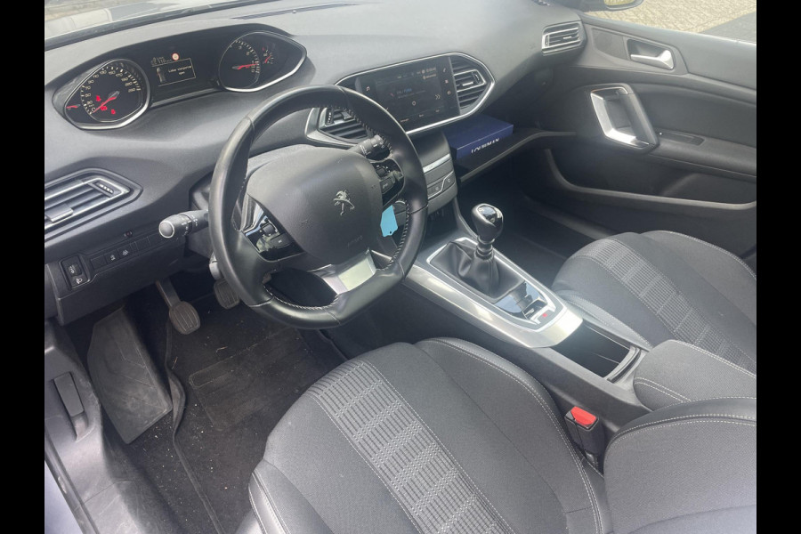 Peugeot 308 SW 1.2 PureTech Blue Lease Premium . Parkeersensoren . Panoramadak . Camera