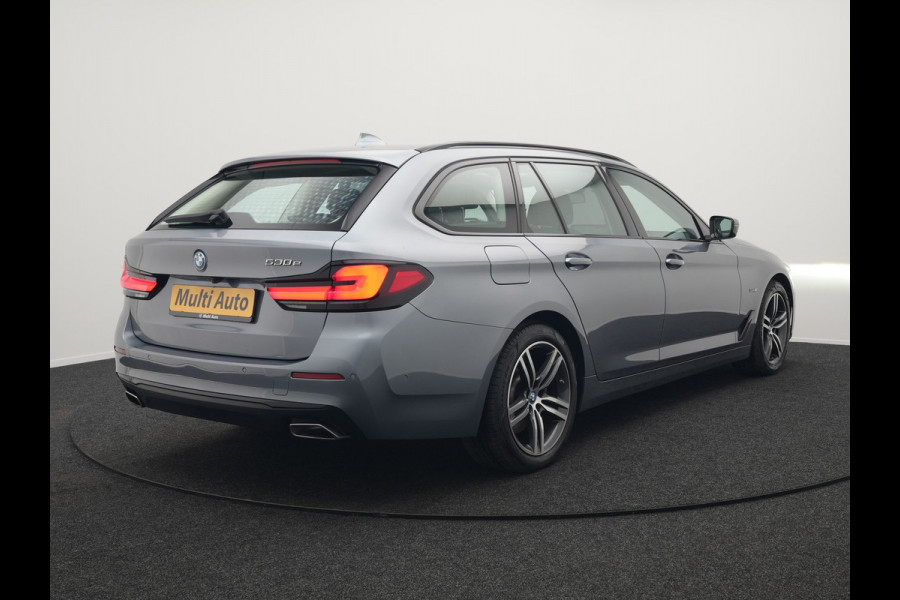 BMW 5 Serie Touring 530e Executive Plug In Hybrid 293pk Dealer O.H PHEV | Panodak | Harman Kardon | Camera | Lederen Bekleding | Navi Pro | Apple Carplay | M Sportstuur | 18"L.M | Sfeerverlichting |