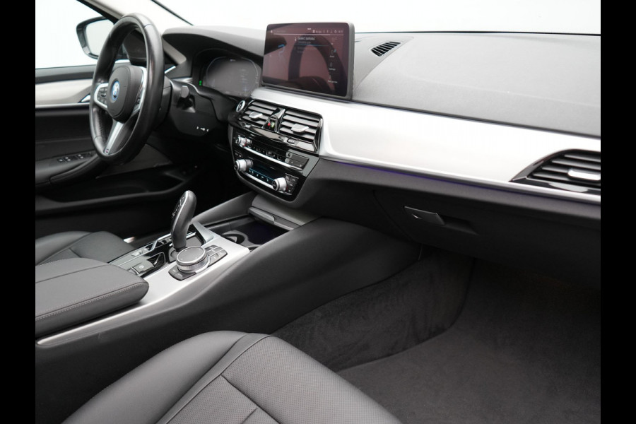 BMW 5 Serie Touring 530e Executive Plug In Hybrid 293pk Dealer O.H PHEV | Panodak | Harman Kardon | Camera | Lederen Bekleding | Navi Pro | Apple Carplay | M Sportstuur | 18"L.M | Sfeerverlichting |