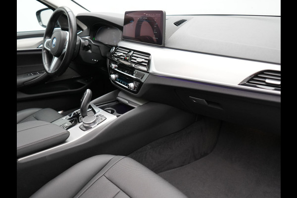 BMW 5 Serie Touring 530e Executive Plug In Hybrid 293pk Dealer O.H PHEV | Panodak | Harman Kardon | Camera | Lederen Bekleding | Navi Pro | Apple Carplay | M Sportstuur | 18"L.M | Sfeerverlichting |