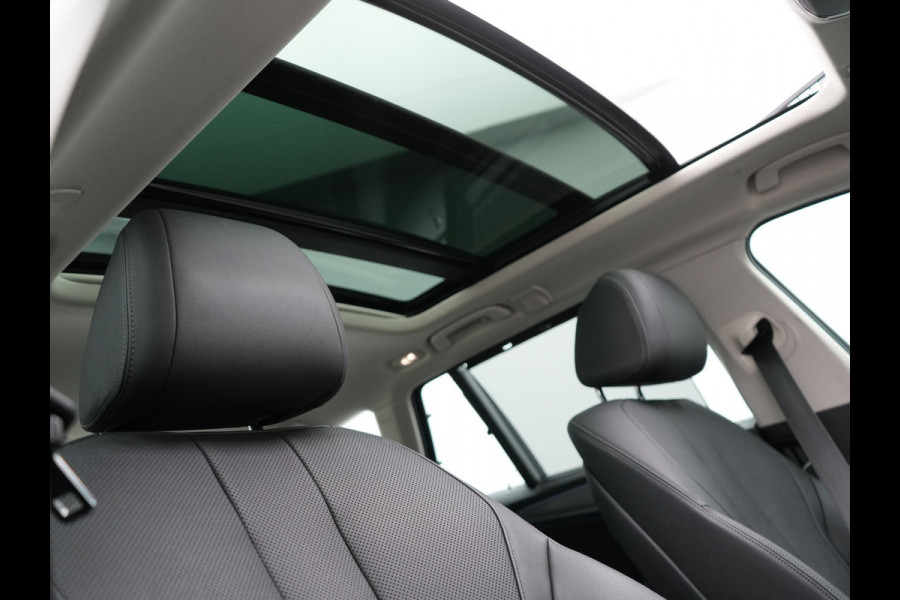 BMW 5 Serie Touring 530e Executive Plug In Hybrid 293pk Dealer O.H PHEV | Panodak | Harman Kardon | Camera | Lederen Bekleding | Navi Pro | Apple Carplay | M Sportstuur | 18"L.M | Sfeerverlichting |