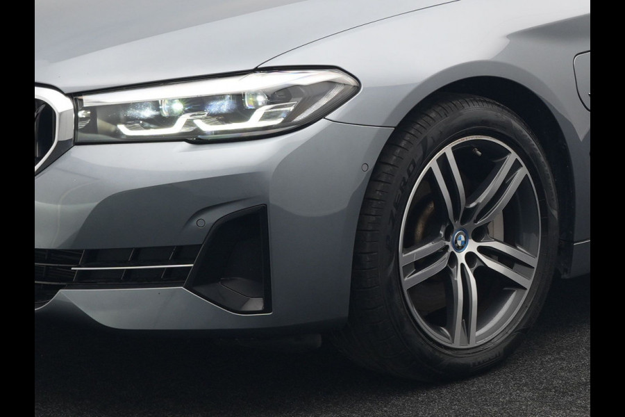 BMW 5 Serie Touring 530e Executive Plug In Hybrid 293pk Dealer O.H PHEV | Panodak | Harman Kardon | Camera | Lederen Bekleding | Navi Pro | Apple Carplay | M Sportstuur | 18"L.M | Sfeerverlichting |