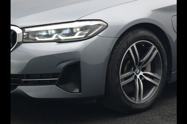 BMW 5 Serie Touring 530e Executive Plug In Hybrid 293pk Dealer O.H PHEV | Panodak | Harman Kardon | Camera | Lederen Bekleding | Navi Pro | Apple Carplay | M Sportstuur | 18"L.M | Sfeerverlichting |