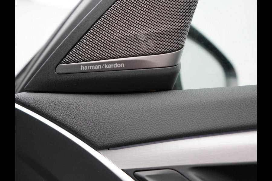BMW 5 Serie Touring 530e Executive Plug In Hybrid 293pk Dealer O.H PHEV | Panodak | Harman Kardon | Camera | Lederen Bekleding | Navi Pro | Apple Carplay | M Sportstuur | 18"L.M | Sfeerverlichting |