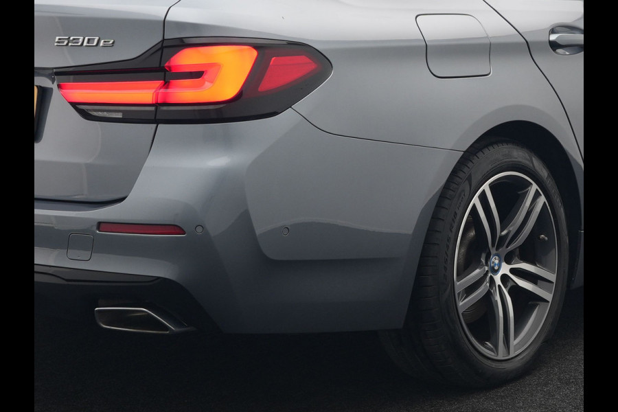 BMW 5 Serie Touring 530e Executive Plug In Hybrid 293pk Dealer O.H PHEV | Panodak | Harman Kardon | Camera | Lederen Bekleding | Navi Pro | Apple Carplay | M Sportstuur | 18"L.M | Sfeerverlichting |