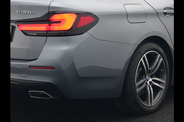 BMW 5 Serie Touring 530e Executive Plug In Hybrid 293pk Dealer O.H PHEV | Panodak | Harman Kardon | Camera | Lederen Bekleding | Navi Pro | Apple Carplay | M Sportstuur | 18"L.M | Sfeerverlichting |