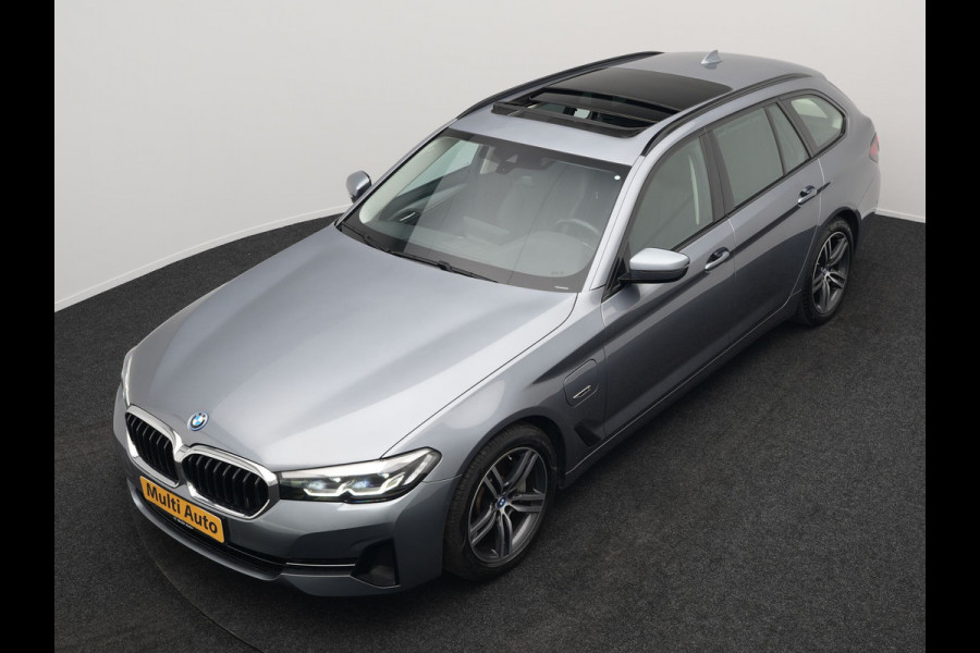 BMW 5 Serie Touring 530e Executive Plug In Hybrid 293pk Dealer O.H PHEV | Panodak | Harman Kardon | Camera | Lederen Bekleding | Navi Pro | Apple Carplay | M Sportstuur | 18"L.M | Sfeerverlichting |