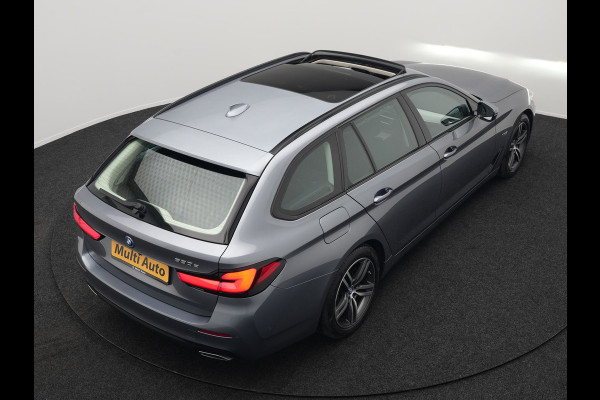 BMW 5 Serie Touring 530e Executive Plug In Hybrid 293pk Dealer O.H PHEV | Panodak | Harman Kardon | Camera | Lederen Bekleding | Navi Pro | Apple Carplay | M Sportstuur | 18"L.M | Sfeerverlichting |