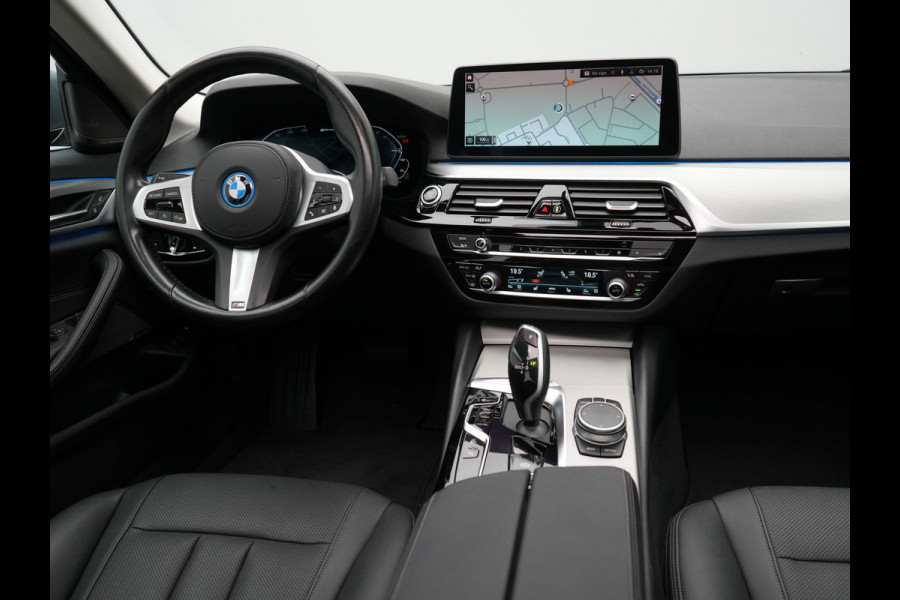 BMW 5 Serie Touring 530e Executive Plug In Hybrid 293pk Dealer O.H PHEV | Panodak | Harman Kardon | Camera | Lederen Bekleding | Navi Pro | Apple Carplay | M Sportstuur | 18"L.M | Sfeerverlichting |